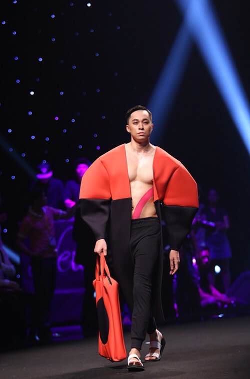 Max Lee phanh ngực sải bước trong Đêm Hội Chân dài 9